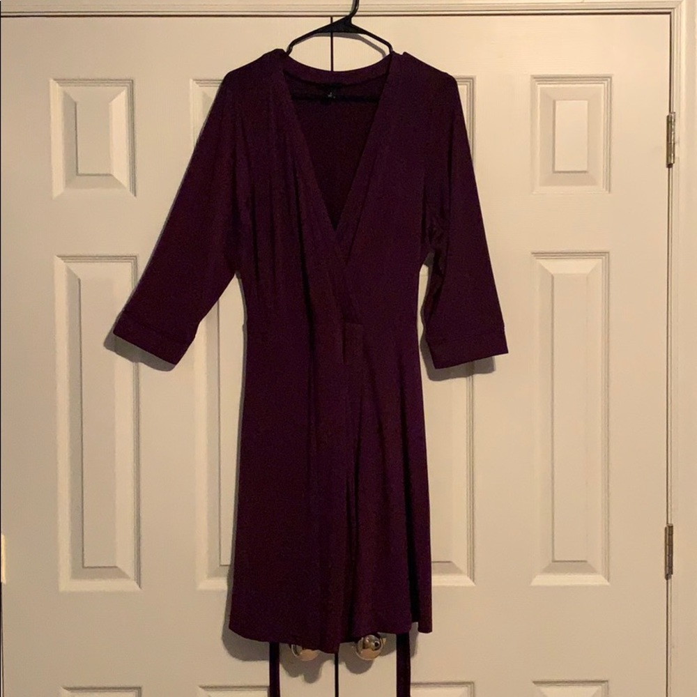 Beautiful v neck, knee length dress.